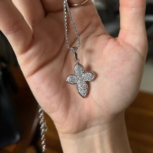 Elegant Silver Pendant Necklace